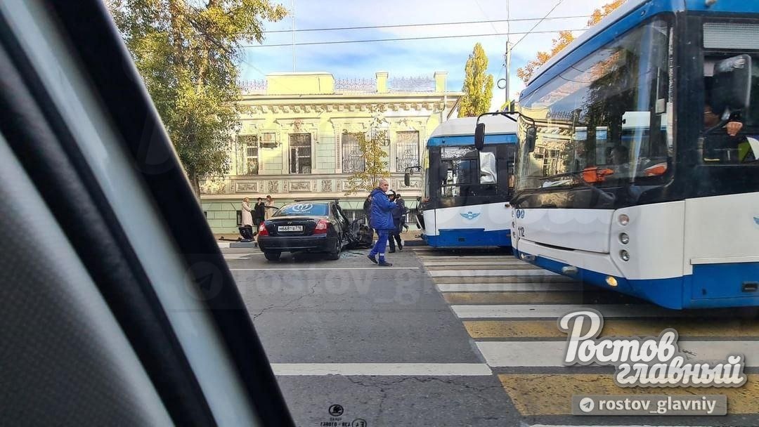 Авария на Советской. В 8:40 утра водитель автомобиля Hyundai вылетел с 9-й линии хотел проскочить, но в него врезался троллейбус №2 Это картинка